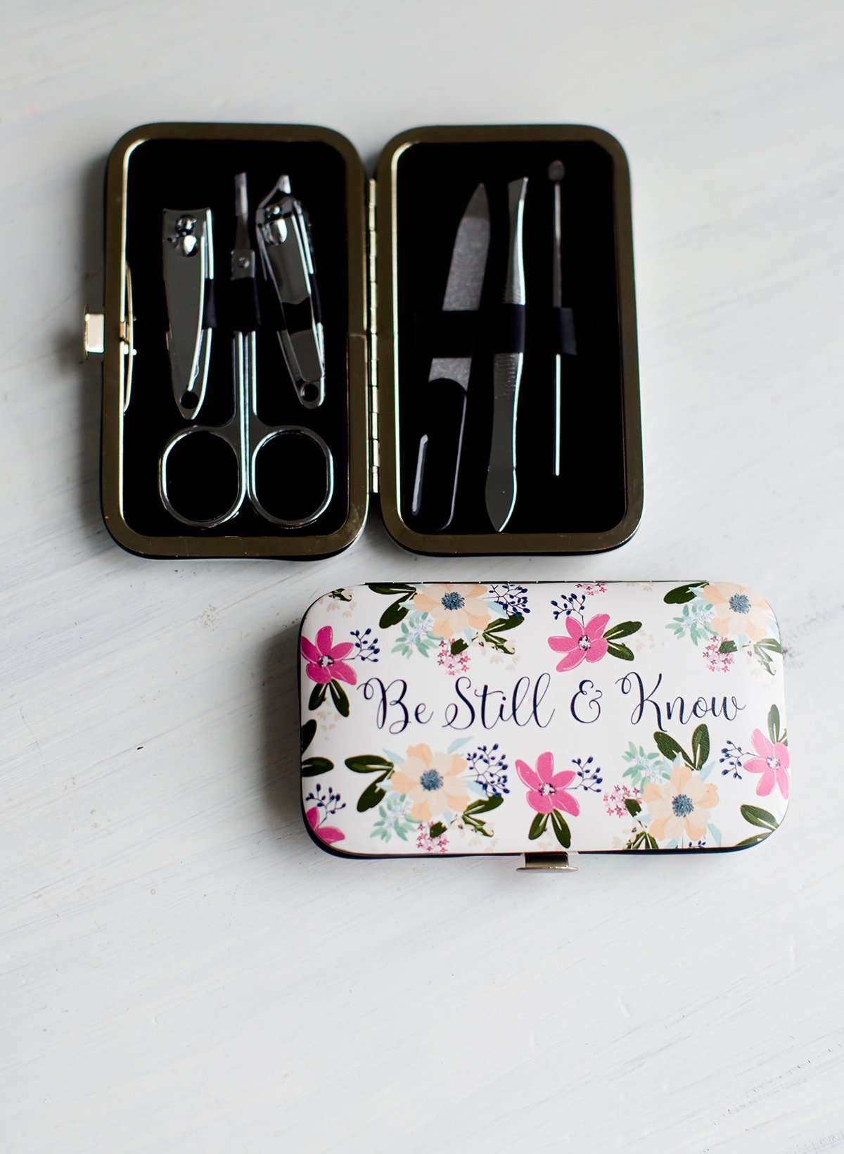 Floral padded manicure case that says be still in know.