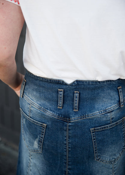 Long a-line denim skirt with a button detail