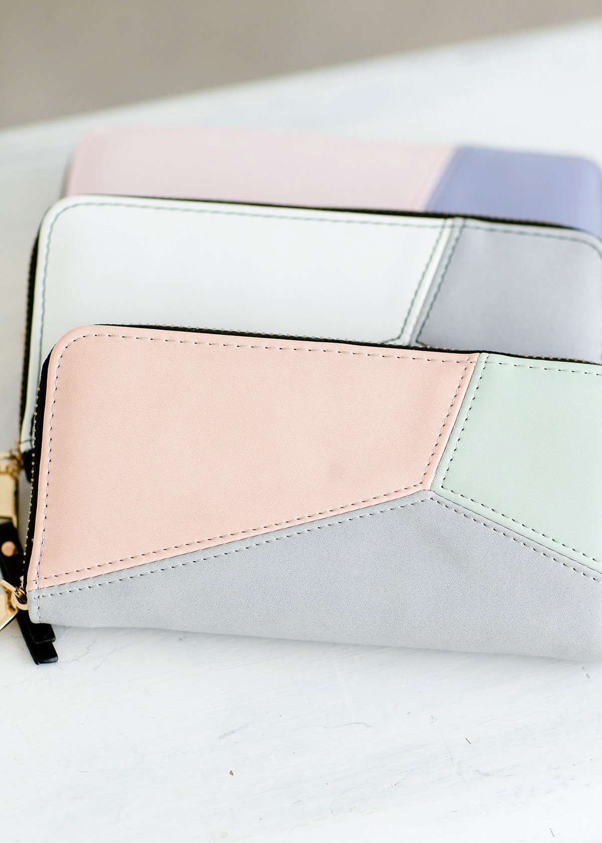 Geomeric Minimalist Wallet with zipper closure and bill divider. Black, white, peach, mauve and mint colors available.