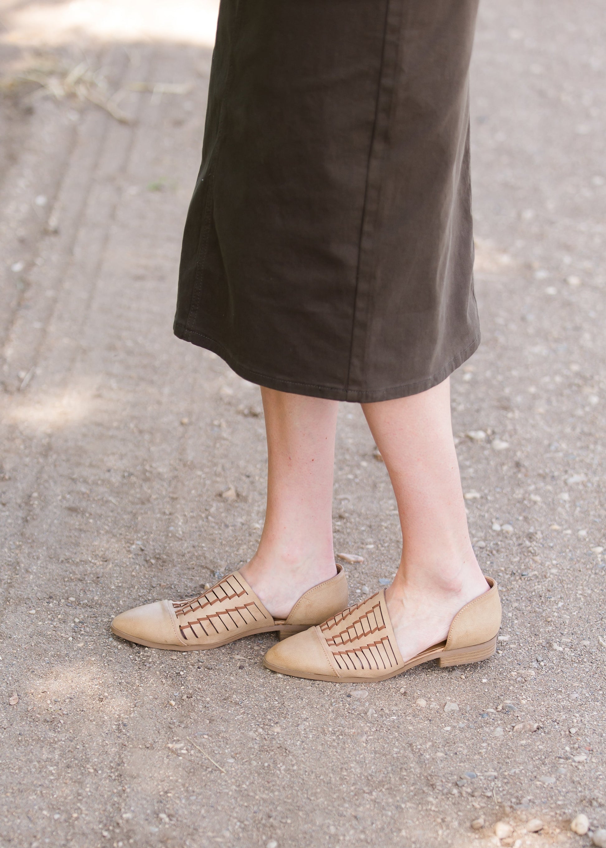 Woven closed toe ballerina shoe